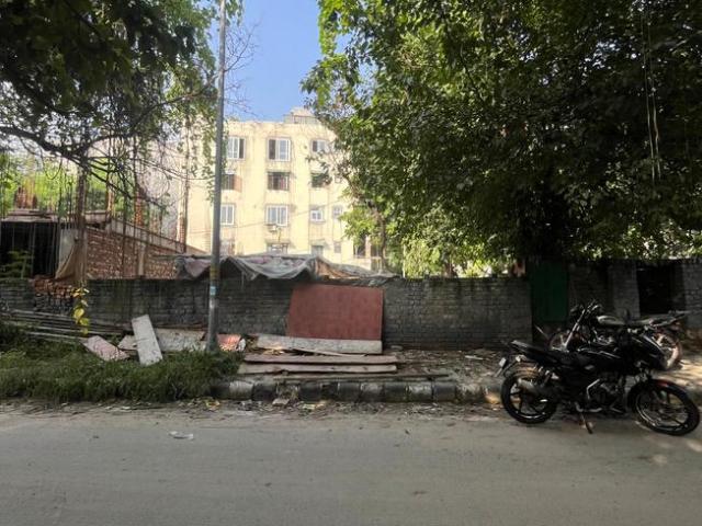 Land for sale in South West Delhi, Deri