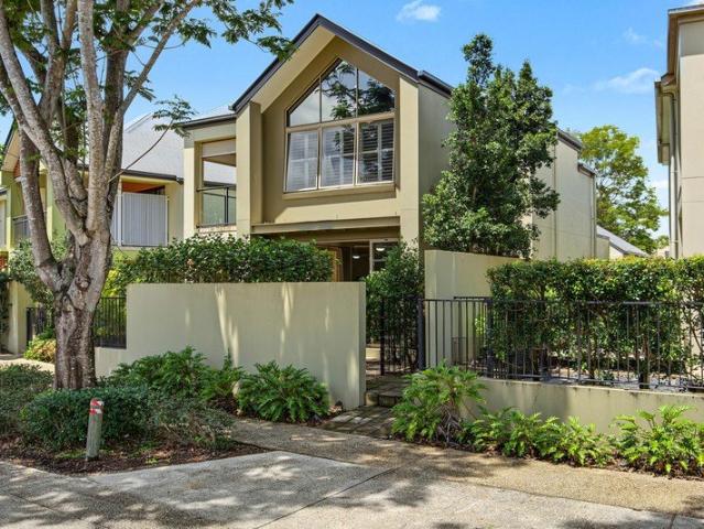 Villa for sale in Carrara, Gold Coast City