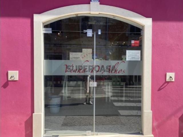 Armazém venda em Pederneira, Valado Dos Frades