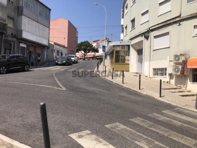 Armazém venda em Damaia, Amadora