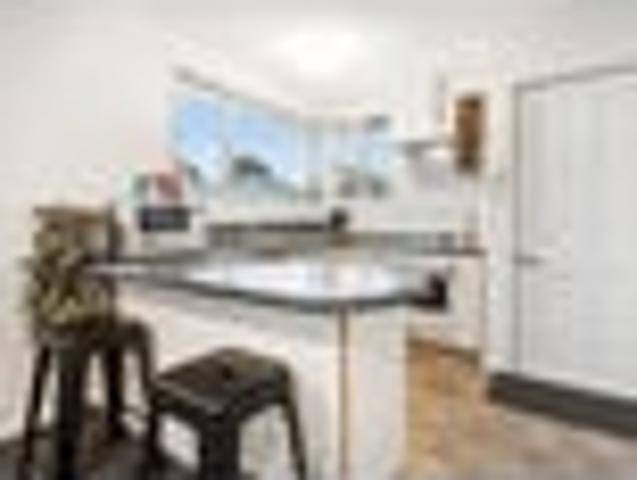 Townhouse for sale in Chaslands, Canterbury