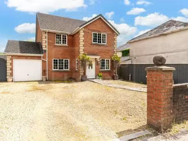 House for sale in Godre'r-graig