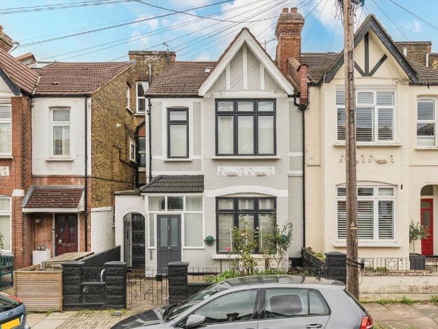 Apartment for rent in Furzedown, Greater London