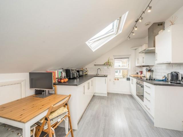 Apartment for rent in Furzedown, Greater London