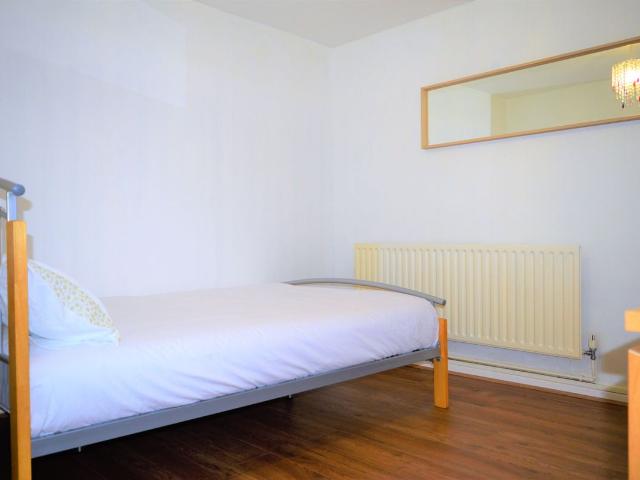 Room for rent in Poplar Grove, Greater London