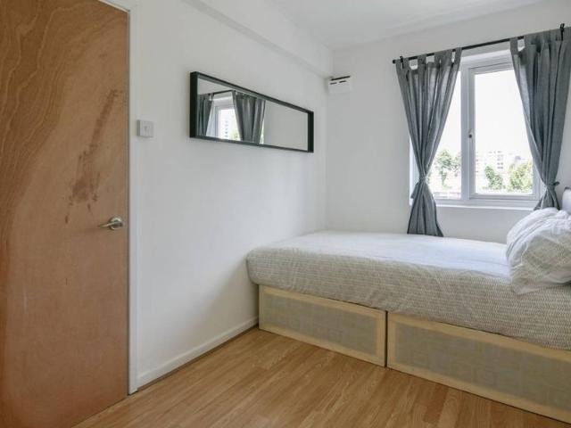 Room for rent in Poplar Grove, Greater London