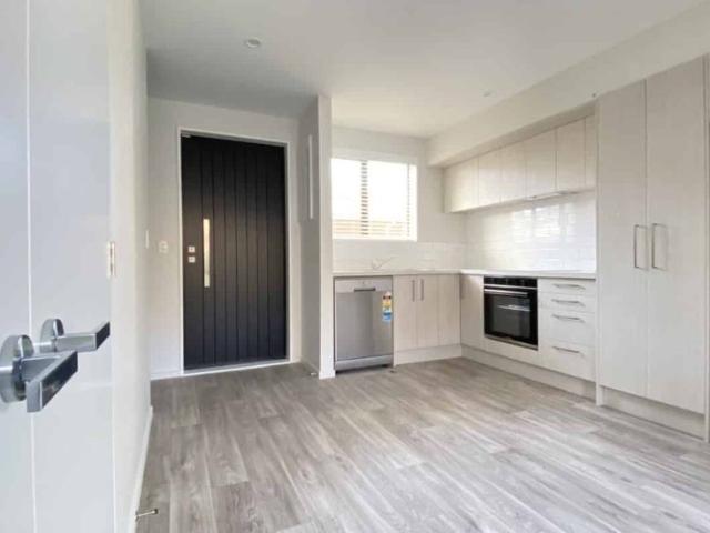 Townhouse for rent in Chaslands, Canterbury