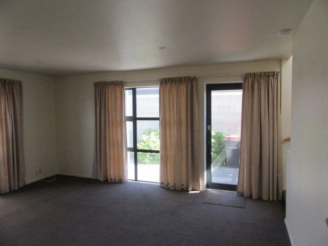 Townhouse for rent in Chaslands, Canterbury