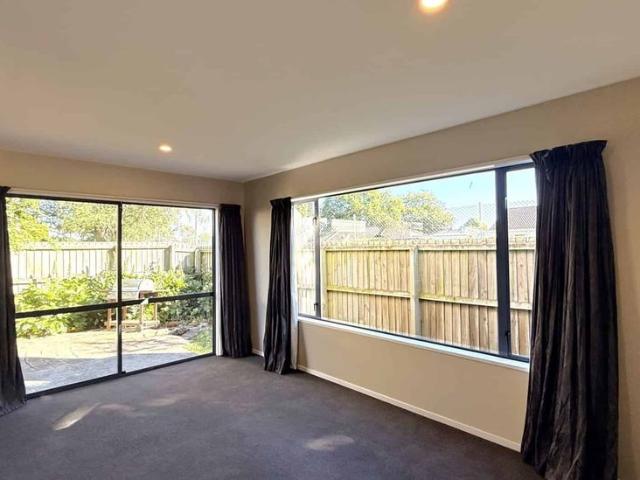 Townhouse for rent in Chaslands, Canterbury