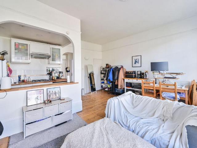 Apartment for rent in Myatt's Fields, Greater London