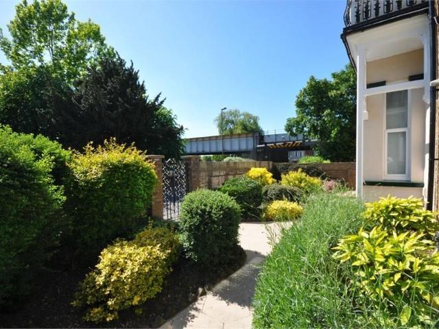 Studio for rent in Lower Halliford, Surrey