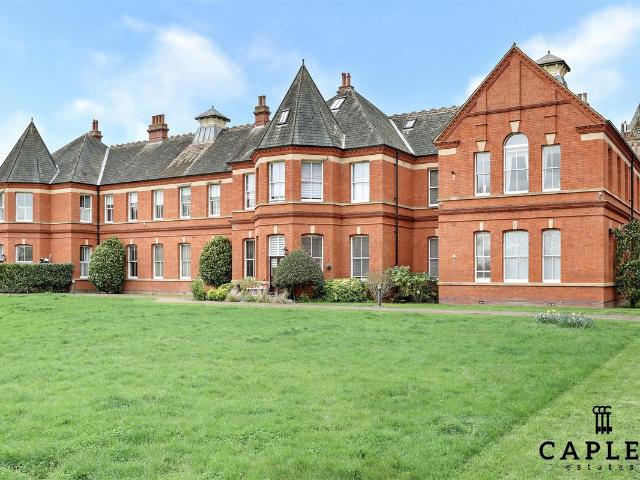 Apartment for rent in Fairlop, Greater London