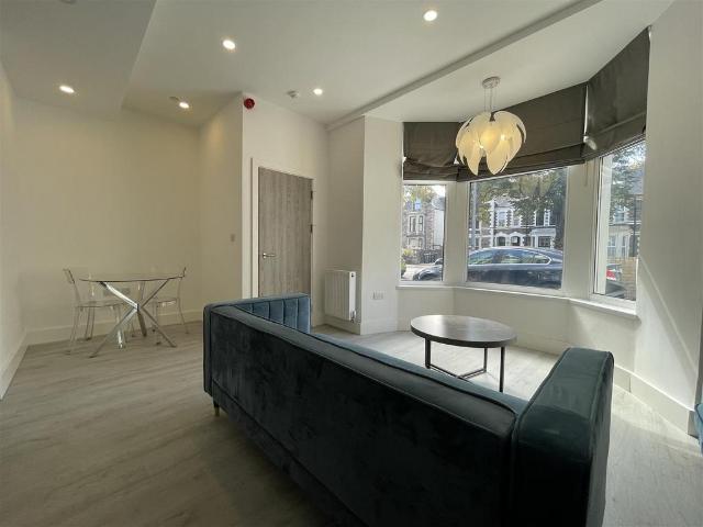 Apartment for rent in Plasnewydd, Falcon Lodge