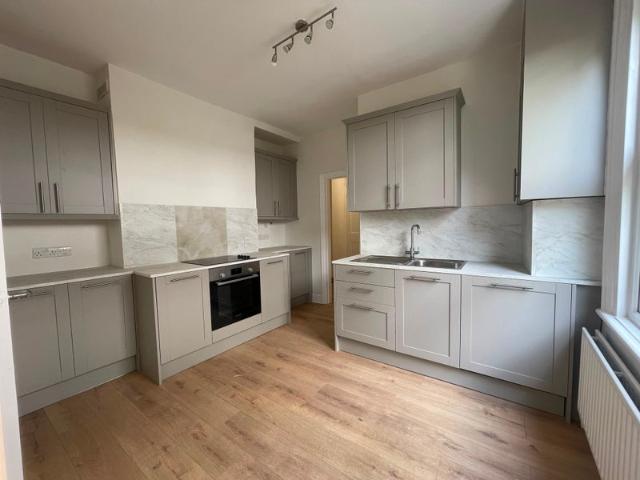 Apartment for rent in London Borough of Merton, Raynes Park