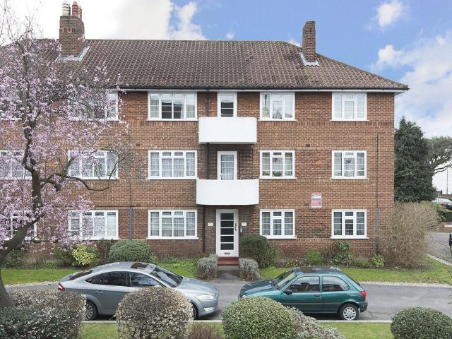 Apartment for rent in London Borough of Merton, Raynes Park