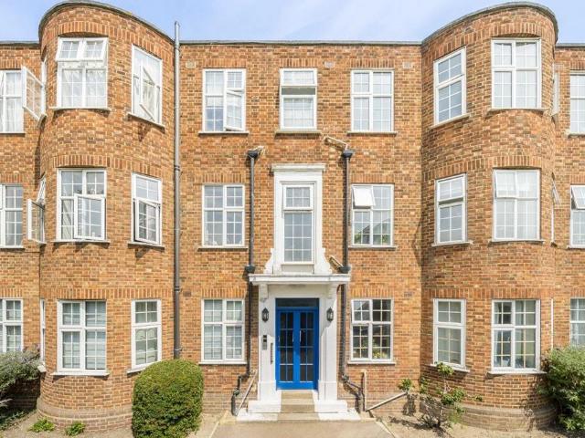 Apartment for rent in London Borough of Merton, Raynes Park