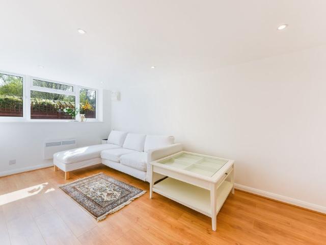 Apartment for rent in London Borough of Merton, Raynes Park