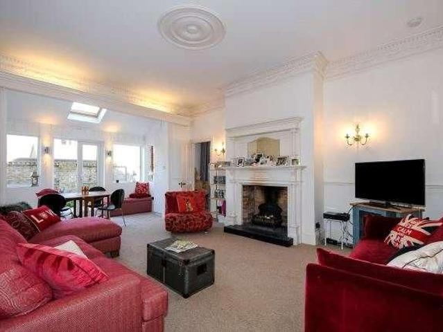 Apartment for rent in St Margarets, Greater London
