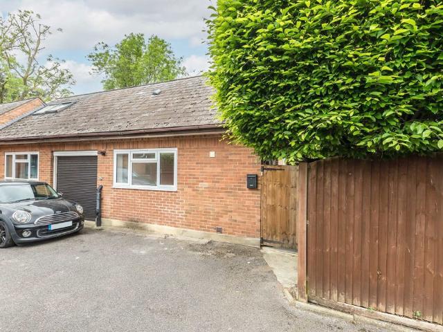 Apartment for rent in London Borough of Merton, Raynes Park