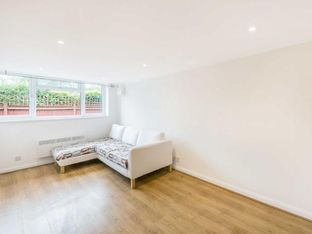 House for rent in London Borough of Merton, Raynes Park