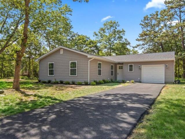 House for sale in Manorville