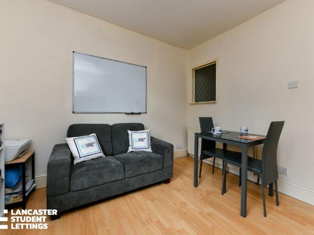Apartment for rent in Bulk, Bare