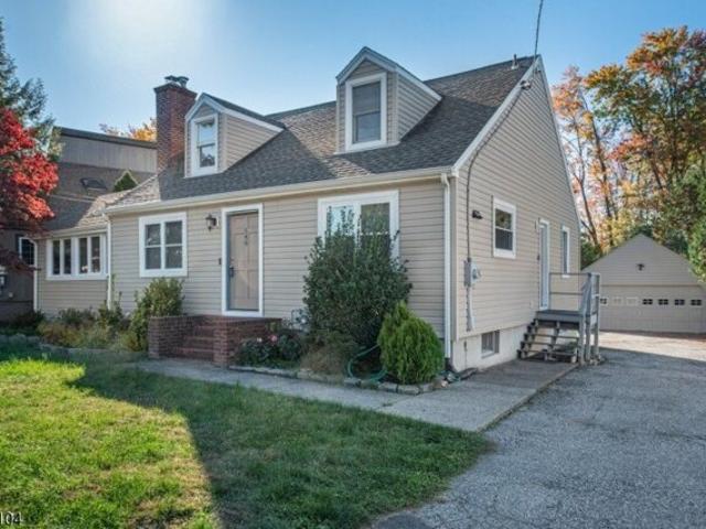 House for sale in Hanover Neck, East Hanover