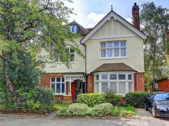 Apartment for rent in London Borough of Merton, Raynes Park