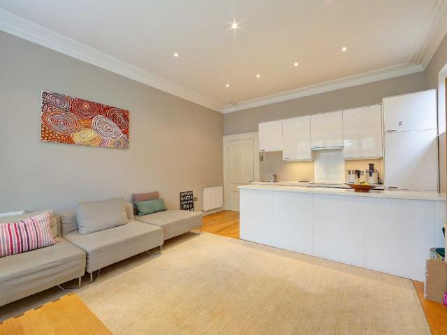 Apartment for rent in London Borough of Merton, Raynes Park
