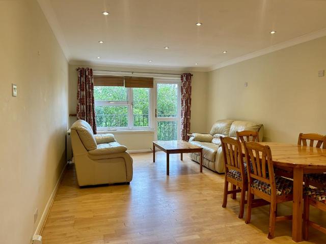 Apartment for rent in London Borough of Merton, Raynes Park