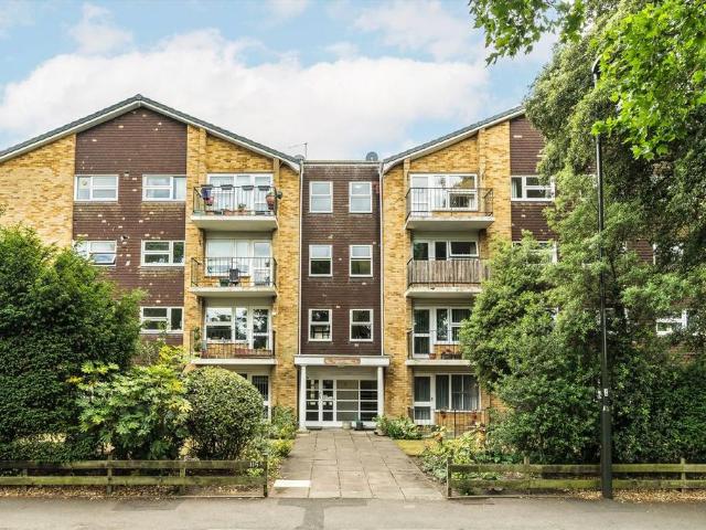 Apartment for rent in London Borough of Merton, Raynes Park