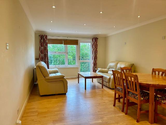 Apartment for rent in London Borough of Merton, Raynes Park