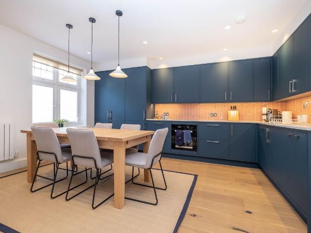 Apartment for rent in London Borough of Merton, Raynes Park