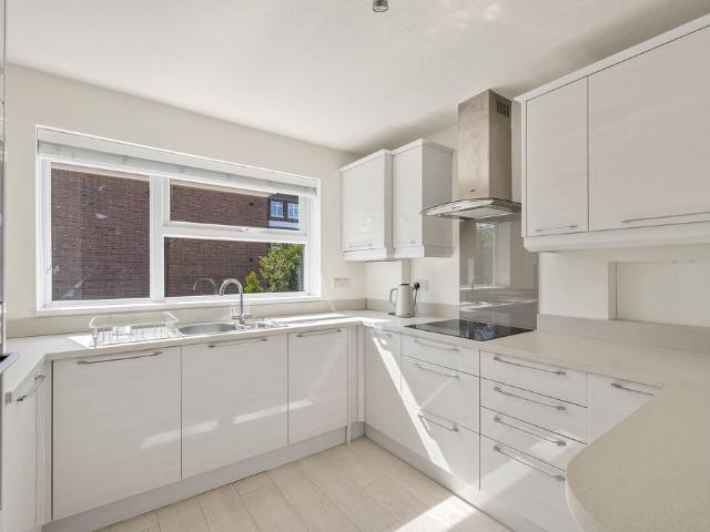 Apartment for rent in London Borough of Merton, Raynes Park