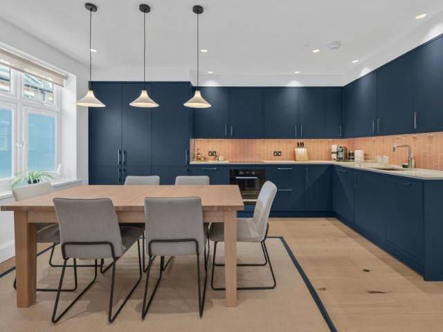 Apartment for rent in London Borough of Merton, Raynes Park