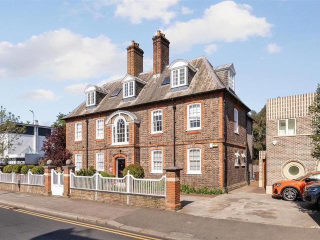 Apartment for rent in London Borough of Merton, Raynes Park