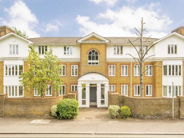 Apartment for rent in London Borough of Merton, Raynes Park