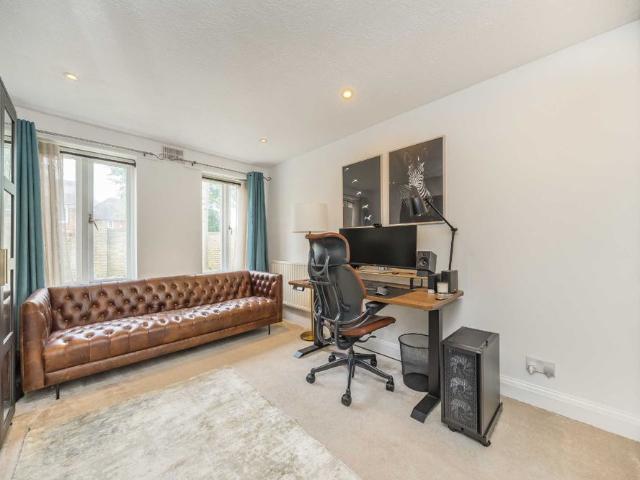 Apartment for rent in London Borough of Merton, Raynes Park