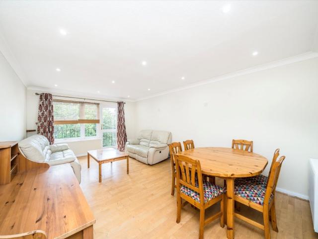 Apartment for rent in London Borough of Merton, Raynes Park