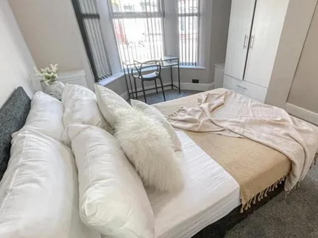 House for rent in Elm Park, Calderstones