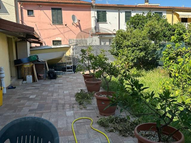 Villa Indipendente in affitto a Marina di Carrara, Carrara