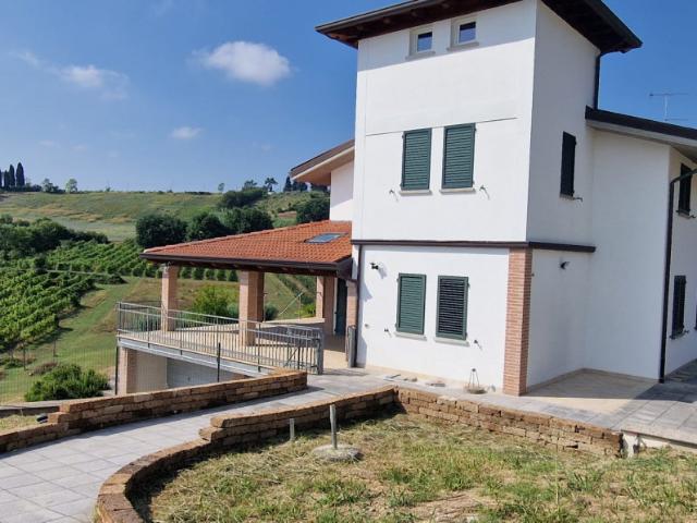 Villa Indipendente in affitto a Unione dei comuni Valle del Savio, Cesenà