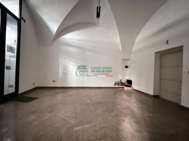 Capannone in affitto a Comiso, Sicilia