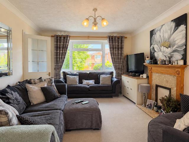 House for rent in How Wood, St Albans