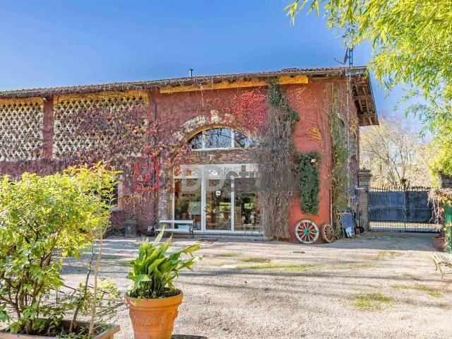 Locale Commerciale in affitto a Montello, Lombardia