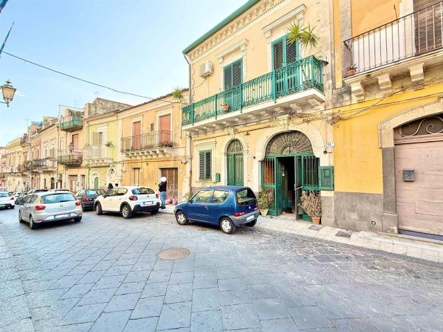 Locale Commerciale in affitto a Motta Sant'Anastasia, Catania