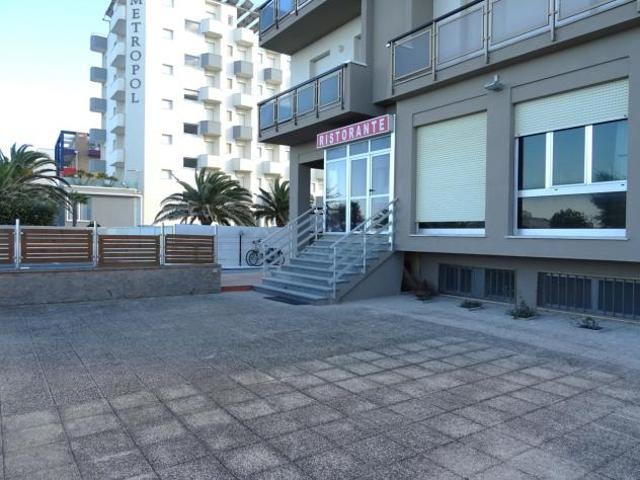 Locale Commerciale in affitto a Marche, Ancona