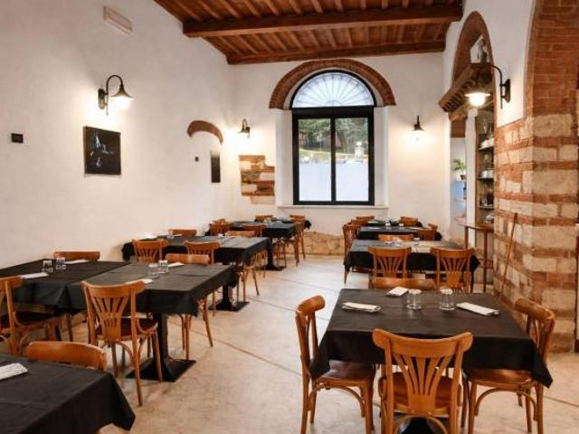 Locale Commerciale in vendita a Carrara, Toscana