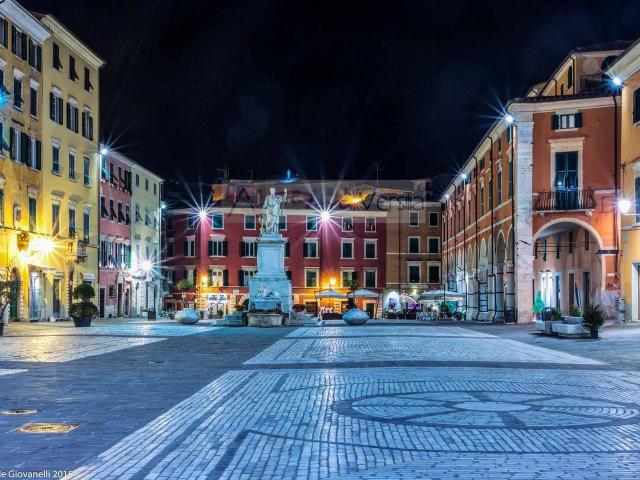 Locale Commerciale in vendita a Fabbrica, Carrara