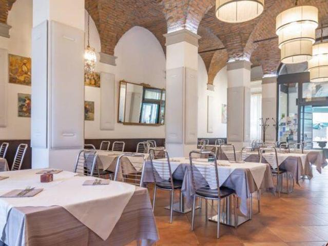 Locale Commerciale in vendita a Unione Alto Ferrarese, Cento